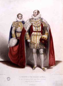 Ein Prinz des Königshauses im Krönungsgewand und Roben des Staates, begleitet von seinem Zugträger