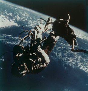 Astronaut Edward White führt den ersten amerikanischen Weltraumspaziergang durch, 3. Juni 1965 von James A McDivitt