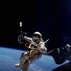 Ed White führt den ersten US-Weltraumspaziergang durch, 1965 von James A McDivitt