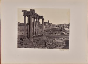 Gesamtansicht des Forum Romanum vom Kapitol aus; im Vordergrund die acht Säulen des Saturntempels, im Hintergrund das Kolosseum von James Anderson