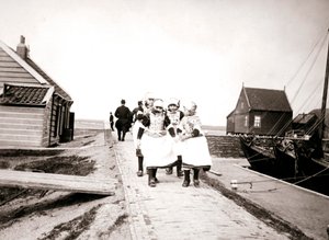 Kinder auf der Insel Marken, Niederlande, 1898 von James Batkin