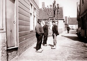 Männer in traditioneller Tracht, Broek, Niederlande, 1898