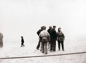 Männer am Ufer, Scheveningen, Niederlande, 1898 von James Batkin