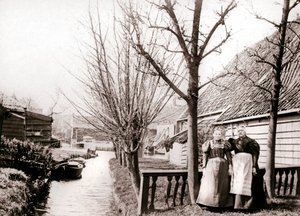 Zwei Frauen an einem Kanalufer, Broek, Niederlande, 1898