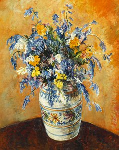 Blaue Glockenblumen und Narzissen in einer verzierten Vase von James Bolivar Manson