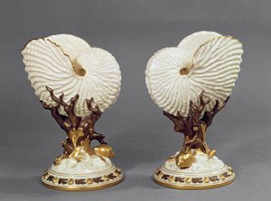 Paar Worcester-Vasen in Form von Nautilusmuscheln, 1880