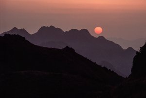 Eine brillante karminrote, orangefarbene Sonne geht über dem Yan Shan-Gebirge unter. Shanhaiguan-Pass, H...