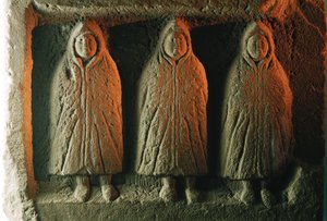 Ein Relief, das lokale Gottheiten darstellt, die gegen die Kälte gekleidet sind. Housesteads R... von James L Stanfield