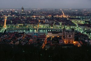 Ein Blick auf Lyon zwischen der Pont de la Feuillite und der Pont Bonaparte in der Dämmerung... von James L Stanfield