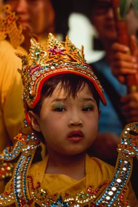 Ein junger Gläubiger beim Tabaung-Festival. Shwe-Dagon-Pagode, Rangun, Burma.