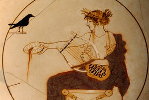 Apollon dargestellt auf einer Tasse, wie er eine Libation gießt, während eine Krähe zusieht. Delphi Archäologi...