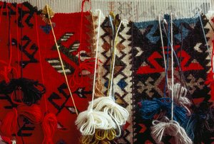 Detail eines teilweise fertigen handgewebten Teppichs. Kotel, Bulgarien. von James L Stanfield