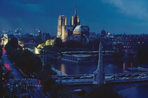 Außenansicht von Notre Dame bei Nacht. Paris, Frankreich. von James L Stanfield