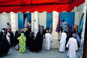 Markt im Freien in Maskat, Oman Händler zeigen Textilien