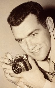 Milwaukee Post Fotograf James L. Stanfield. Milwaukee, Wisconsin. Er hält... von James L Stanfield