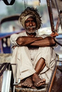 Pakistanischer Rikscha-Taxi-Träger wartet auf eine Fahrt in Karachi, Pakistan
