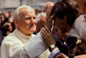 Papst Johannes Paul II. segnet einen jungen Mann. Petersplatz, Vatikanstadt von James L Stanfield
