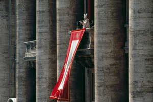 Papst Johannes Paul II. hält seine Osterbotschaft in 56 Sprachen von der zentralen Loggia von James L Stanfield