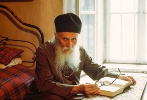 Porträt eines orthodoxen Priesters beim Lesen. Rila-Kloster, Rila, Bulgarien. von James L Stanfield