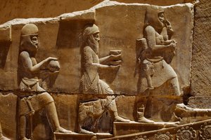 Reliefskulptur von Männern, die Opfergaben tragen, an den Wänden von Persepolis. Persepolis, Iran. von James L Stanfield