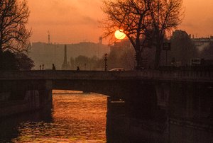 Sonnenaufgang über der Seine in der Nähe der Île de la Cité. PARIS, FRANKREICH. von James L Stanfield
