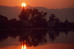 Sonnenuntergang am Kywe Sun Wharf. KYWE SUN WHARF, MANDALAY, BURMA von James L Stanfield