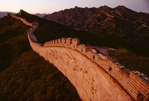 Die Große Mauer windet sich über die Grate der Jun-du-Berge, Teil der Yan-Berge von James L Stanfield