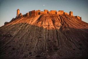 Die antike Zitadelle von Aleppo trotzt auf einem Hügel. Aleppo, Syrien