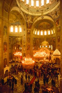 Touristen dominieren die Gottesdienste in der Alexander-Newski-Kathedrale. Sofia, Bulgarien. von James L Stanfield
