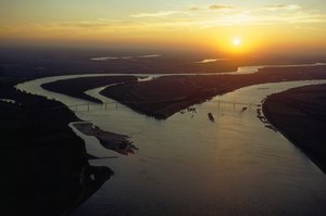 Dämmerungsaussicht aus der Luft auf den Zusammenfluss von Ohio und Mississippi Rivers. Cairo, Illinois von James L Stanfield