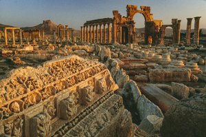 Blick auf die römischen Ruinen von Palmyra. PALMYRA, SYRIEN. von James L Stanfield