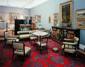 Suite bestehend aus einem Schrank, einem Mitteltisch, einem Sofa, einem Paar Seitenstühlen, einem Paar Armstühlen, einem Pflegestuhl, einem Armstuhl und einem Kartentisch, 1880er Jahre