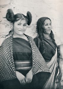 Ein Hopi-Mädchen aus Arizona und ihre Mutter von James and Pierce