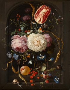 Stillleben von Blumen in einer Glasvase mit Insekten und Früchten in einer Steinnische