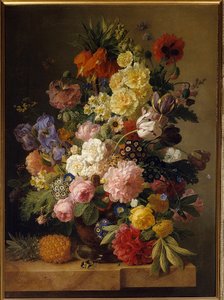 Blumen auf einer Marmorkonsole mit einer Ananas