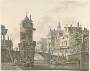 Kanal in einer Stadt mit einem Türmchen bei einer Steinbrücke