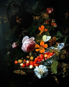 Ein Stillleben mit Erdbeeren in einer Schale und Blumen