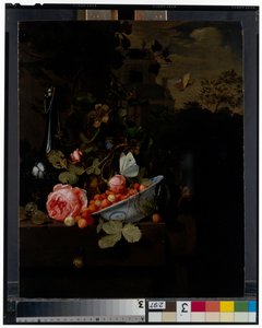 Stillleben mit einer Schale Erdbeeren, einer Rose und einer Flasche auf einem Sims, dahinter eine Landschaft