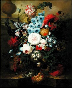 Nelken, Prunkwinde, Rosen, Aurikeln, Hyazinthe und andere Blumen mit einem Vogelnest auf einem Marmorsims