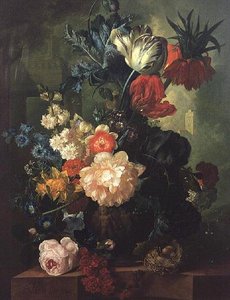 Rosen, Tulpen, Nelken und andere Blumen in einer skulptierten Urne