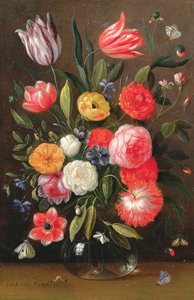 Tulpen, Rosen, Anemonen und andere Blumen in einer Glasvase mit Schmetterlingen und einer Raupe auf einem Sims