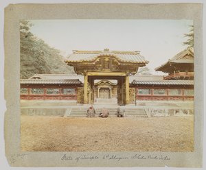 Tor des Tempels des 6. Shogun, Shiba Park, Tokio, Japan (handkoloriertes s/w Foto) von Japanese Photographer