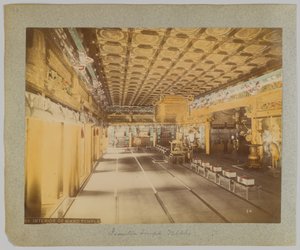 Innenraum des Jemitsu-Tempels, Nikko, Japan (handkoloriertes s/w Foto) von Japanese Photographer