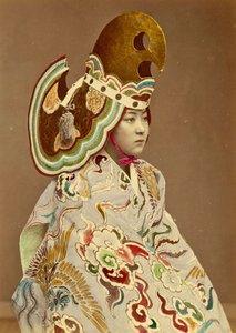 Japanisches Mädchen in traditioneller Kleidung, um 1880 von Japanese Photographer