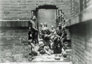 Japanische Soldaten sind in Straßenkämpfe in Shanghai, China, verwickelt, 1937