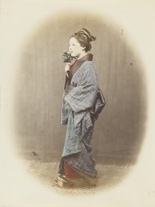 Japanische Frau in traditioneller Kleidung von Japanese Photographer