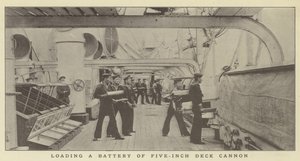 Laden einer Batterie von Fünf-Zoll-Deckkanonen von Japanese Photographer
