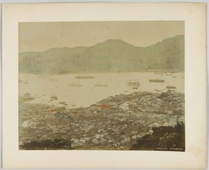 Der Hafen von Nagasaki, Japan (handkoloriertes s/w-Foto) von Japanese Photographer