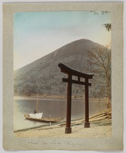 Torii am Chuzenji-See, Nikko, Japan (handkoloriertes s/w Foto) von Japanese Photographer