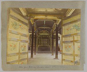 Blick vom Tor zu den Türen, Tempel des 6. oder 7. Shogun, Shiba Park, Tokio, Japan von Japanese Photographer